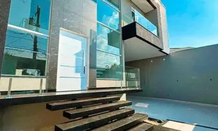 Sobrado para venda tem 320 metros quadrados com 4 quartos