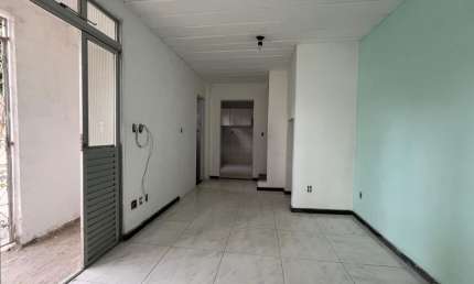 Casa à venda em Jaguaripe com três quartos, sendo um suíte.