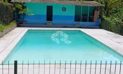 Chácara com 1.600m², Piscina, 2 Casas e Ótima Localização!