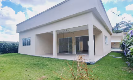 A casa térrea  para aluguel  com 3 suíte no Condomínio Fazendinha / Carapicuíba