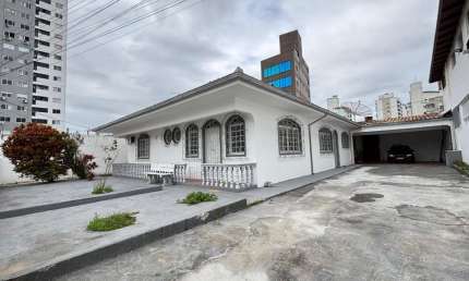 Casa com 5 quartos para alugar na Rua Pedro Cunha, 49, Kobrasol, São José, 360 m2 por R$ 7.500