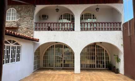 Excelente Casa Próximo ao Shopping em Taguatinga !!