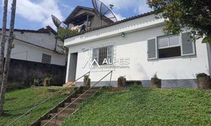 Casa fora de condominio, com 2 quartos, quintal com gramado, churrasqueira e vista livre.