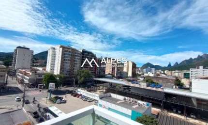 Apartamento no centro da cidade, quarto e sala amplo, prédio novo, com elevador e garagem.
