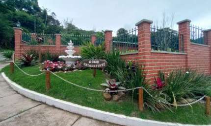 Casa de 2 quartos, mobiliada, ampla varanda e garagem, entrada independente, lugar tranquilo, condomínio com lazer.