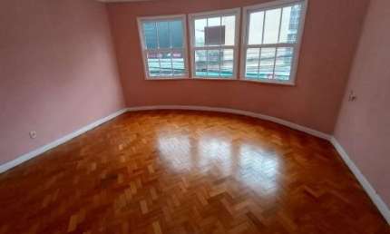 Sala comercial em excelente localização, amplo espaço, de frente, junto do comércio.