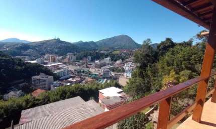 Excelente casa de 2 quartos, reformada, com linda vista da cidade.