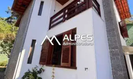 Excelente casa em condomínio, semi mobiliada, 2 quartos, varanda e garagem.
