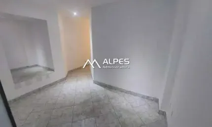 Excelente sala comercial no Centro, junto a todo comércio, com 2 elevadores e portaria.