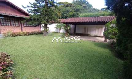 Excelente casa mobiliada em um dos melhores condomínios do bairro Comary, área de lazer com estrutura de clube.