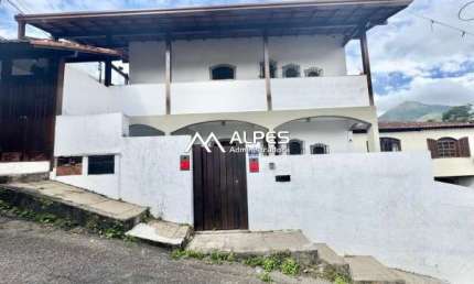 Excelente casa linear de 3 quartos, quintal e garagem, no melhor lugar da Tijuca, perto do comércio e escolas.