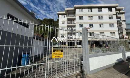 Apartamento de 2 quartos junto ao comércio e bancos, prédio com elevador e garagem