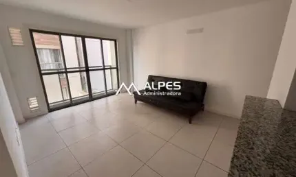 Excelente apartamento amplo, arejado, em ótima localização. Condomínio com elevador e garagem.