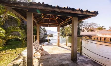 Casa com 1 dormitório à venda, 320 m² por R$ 1.850.000,00 - Piçarras - Guaratuba/PR