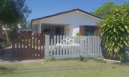 Ótima casa com 3 quartos em terreno com 534 m2 localizada a apenas 3 quadras da praia .