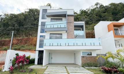 Condomínio Pedras Altas: Sua Casa de Luxo em Meio à Natureza em Juiz de Fora!