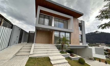 Casa duplex novinha em folha no Condomínio Estrela Alta!