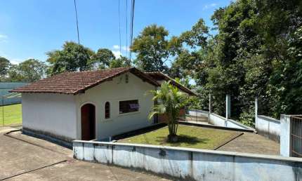 Um refúgio perfeito pra deixar a cidade pra trás, e o sossego pra dentro. Granja à venda no Parque Alt em Juiz de Fora.