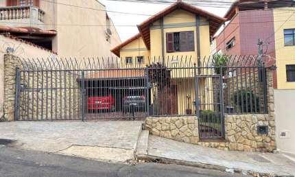 Sua chance de morar no queridinho São Mateus! Uma casa que é puro espaço e liberdade! Casa à venda.