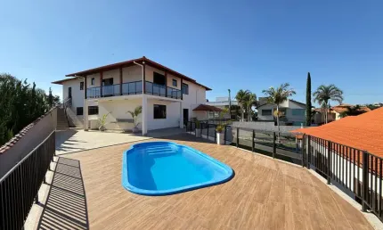 Uma casa que representa tudo o que você sempre quis: espaço, elegância e liberdade! Casa 4 quaros à venda no Spina Ville.