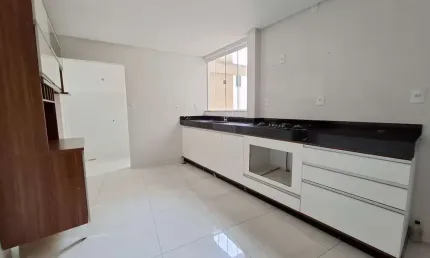 Apartamento reformado, espaçoso e em localização privilegiada no Bairu!