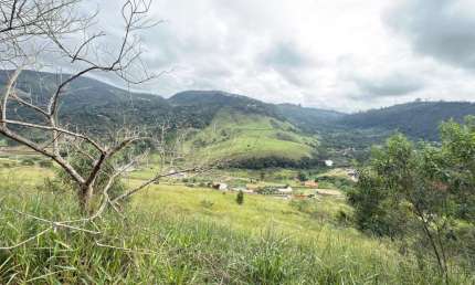 Viva rodeado pela natureza, com segurança e liberdade para construir o lar dos seus sonhos!  Terreno à venda no Condomínio Világio da Serra