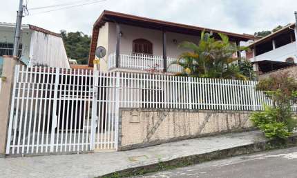 O endereço certo para quem valoriza espaço e tranquilidade! Casa à venda com 4 quartos.