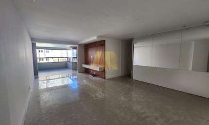 Apartamento com 3 quartos para alugar no Jatiúca, Maceió 