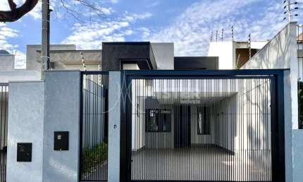 Casa Nova e com Três Dormitórios no Jardim Paris em Maringá.