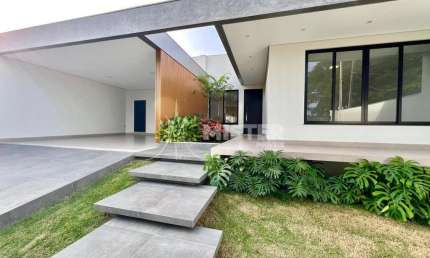 Casa à venda em Maringá, Zona 05, com 270m² de área construída.