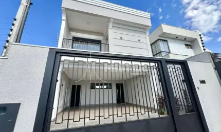 Sofisticação e conforto no Jardim Canadá em Maringá - Sobrado com 3 suítes e piscina aquecida!