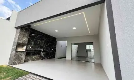 Casa com pé direito alto, porcelanato próximo a av. Brasil |Sul