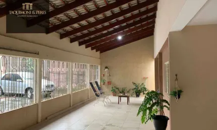 Casa com terreno de 400 metros e com barracão no fundo!