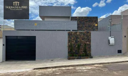 Casa com 3 dormitórios à venda, 98 m², de área construída por R$ 590.000 - Residencial Paris - Anápolis/GO