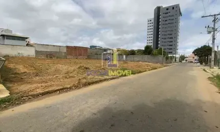 Atenção investidores! Terreno Plano em rua Asfaltada à Venda, em Bairro Candeias, próximo a Av. Olí