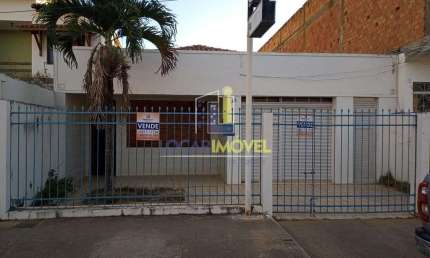 Casa Comercial a venda em bom estado de conservação construída em terreno de 361 m² na região centr