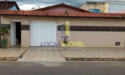 Casa averbada  à venda com 3/4 + dependência, 03 vagas de garagem com bastante espaço em ótima loca