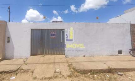Casa de 2 quartos em terreno de 200 m² com garagem para 5 carros no Felícia, próximo de tudo.
