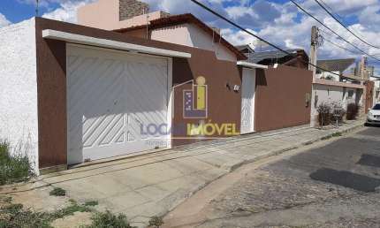 Vendo casa com 3 suítes, Sala de estar grande, sala de TV e cozinha ampla.  2 dependências.  Garage