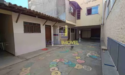 Conjunto comercial para locação com 6 salas, 3 banheiros, pátio grande no Alto Maron, Vitória da Co