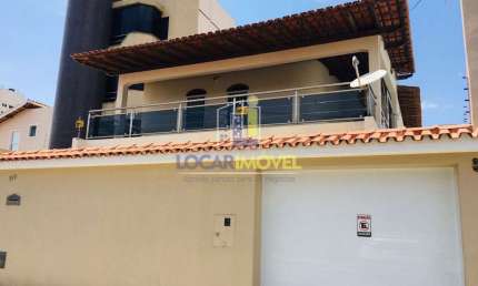 Casa  bastante ampla com terreno de 320 m² e 327.80 m² de área construída em ótima localização no B
