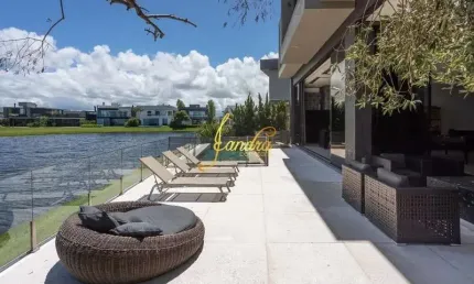 Sobrado com 06 suítes beira lago, mobiliado e decorado com piscina em concreto aquecida