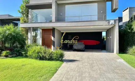 Belíssima sobrado no condomínio enseada! estilo contemporâneo, composto por 05 suítes com sacada