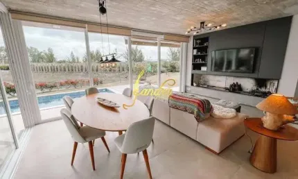 Casa térrea com 3 suítes e beira de lago com piscina