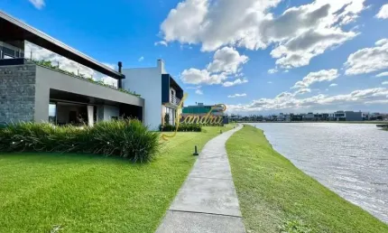 Sobrado beira lago, mobiliada e decorada com 04 suítes