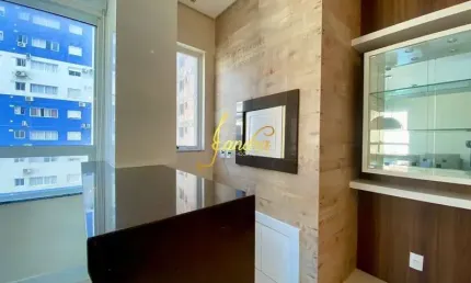 Apartamento de tres dormitorios mobiliado e decorado