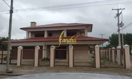 Sobrado com 7 dormitórios sendo 5 suítes  e piscina, pertinho do mar