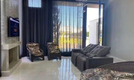Casa térrea com três suítes bem mobiliada em condomínio fechado