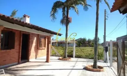 Casa duas quadras do mar venda ou locação de temporada com 03 dormitórios