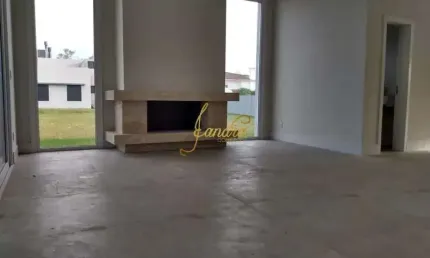 Casa térrea em condomínio fechado com 04 suites com movéis fixos
